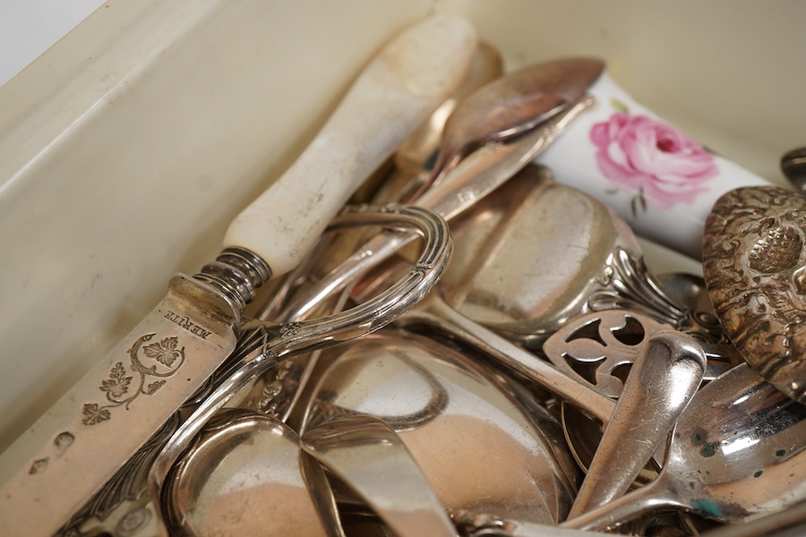 Nine items of sundry small silver flatware including a pair of early Victorian fiddle pattern mustard ladles, London, 1844, together with two early 20th century French mother of pearl handled white metal dessert knives a
